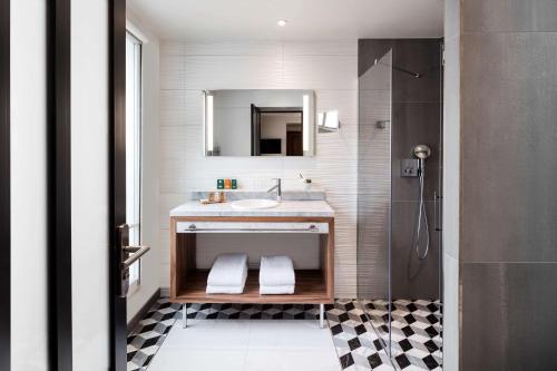Superior King Room with King Bed del hotel Mayflower Opéra. Foto 1