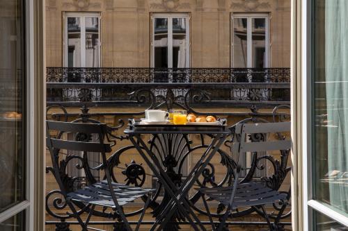 Deluxe King Room with King Bed and Balcony del hotel Mayflower Opéra