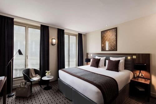 Deluxe King Room with King Bed and Balcony del hotel Mayflower Opéra. Foto 1