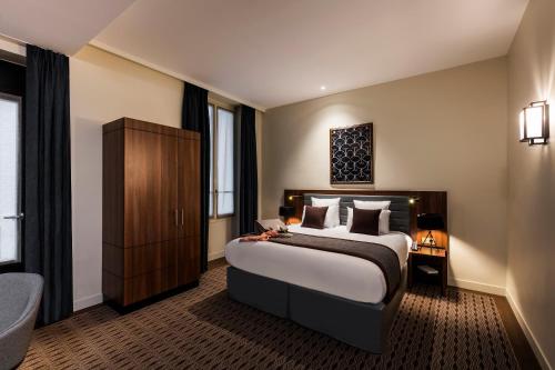 Suite Junior con cama doble grande y sofá cama del hotel Mayflower Opéra. Foto 3