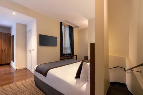 Suite Junior con cama doble grande y sofá cama del hotel Mayflower Opéra. Foto 4