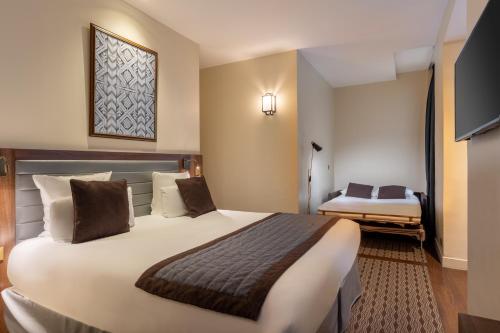 Suite Junior con cama doble grande y sofá cama del hotel Mayflower Opéra. Foto 5