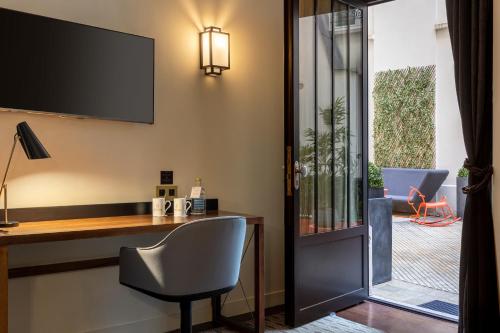 Suite Junior con cama doble grande y sofá cama del hotel Mayflower Opéra. Foto 6