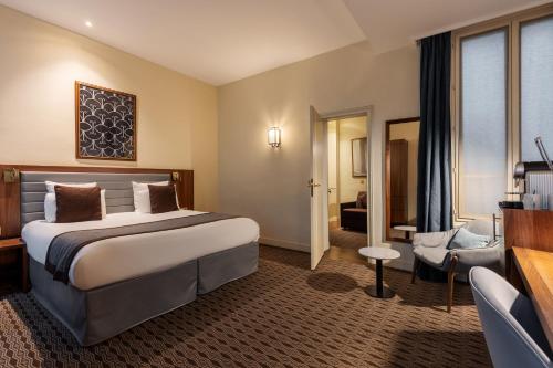 Suite Junior con cama doble grande y sofá cama del hotel Mayflower Opéra. Foto 7