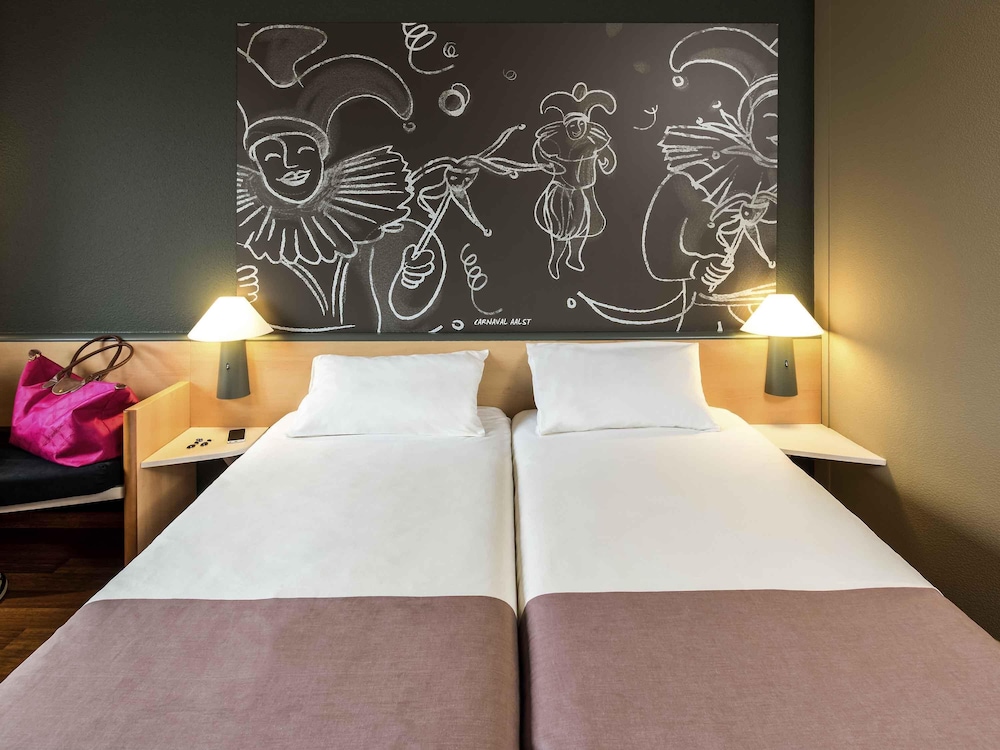 Habitación de hotel con dos camas individuales del hotel Ibis Aalst Centrum