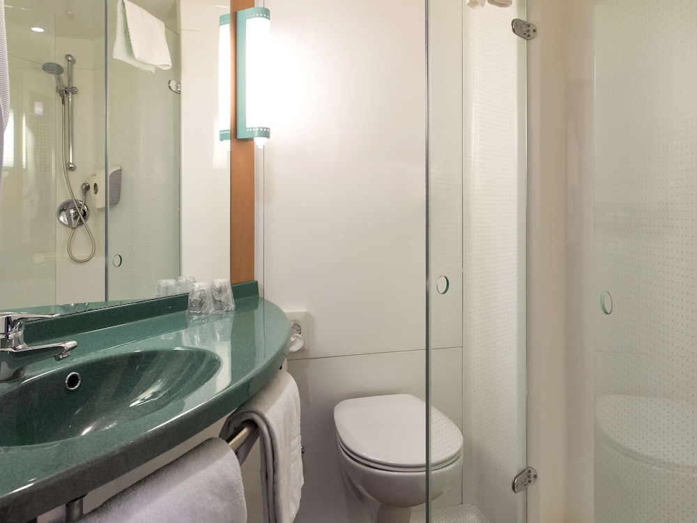 Habitación de hotel con dos camas individuales del hotel Ibis Aalst Centrum. Foto 1
