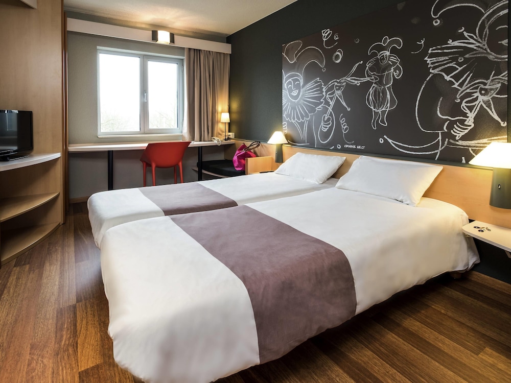 Habitación de hotel con dos camas individuales del hotel Ibis Aalst Centrum. Foto 3