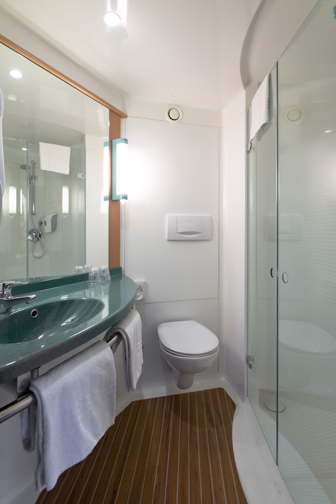 Habitación de hotel con dos camas individuales del hotel Ibis Aalst Centrum. Foto 5
