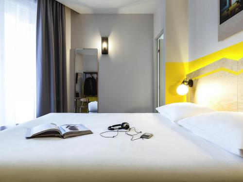 Habitación Triple Estándar con 2 camas individuales y sofá cama del hotel Ibis Styles Paris Nation Porte De Montreuil. Foto 4