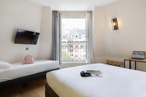 Habitación Triple Estándar con 2 camas individuales y sofá cama del hotel Ibis Styles Paris Nation Porte De Montreuil. Foto 8