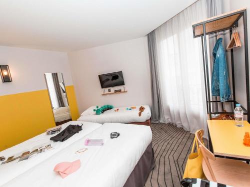 Habitación Triple Estándar con 2 camas individuales y sofá cama del hotel Ibis Styles Paris Nation Porte De Montreuil. Foto 4