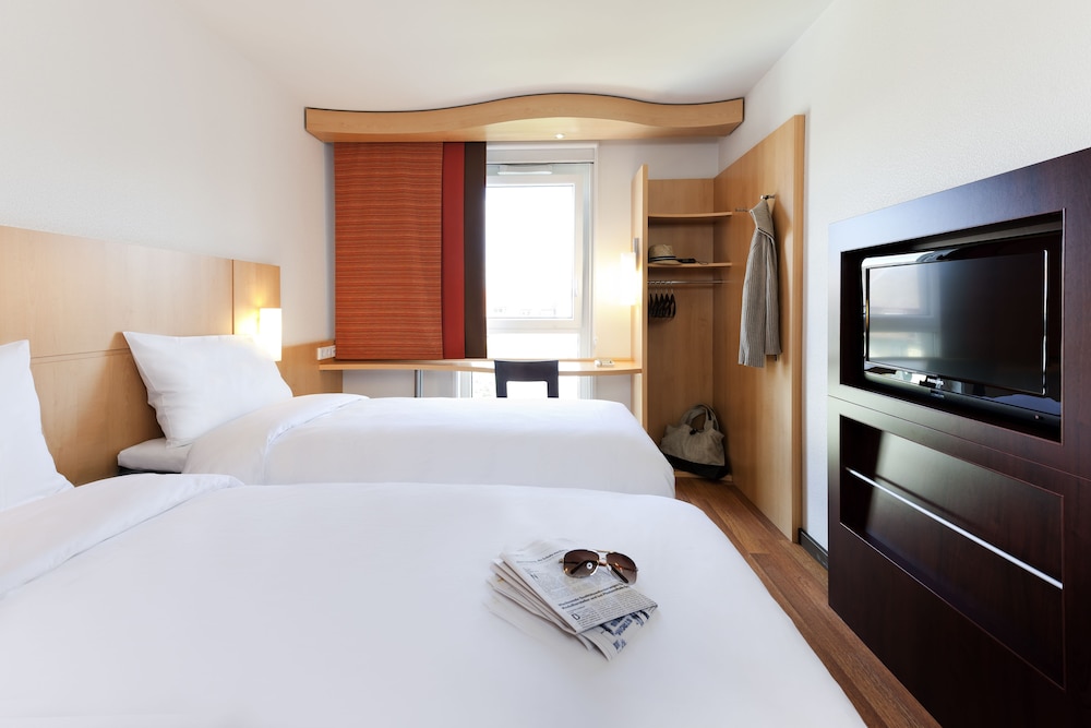 Habitación con 2 camas individuales equipada con la nueva ropa de cama del hotel Ibis Lyon Est Chaponnay