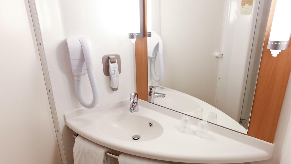 Habitación con 2 camas individuales equipada con la nueva ropa de cama del hotel Ibis Lyon Est Chaponnay. Foto 4