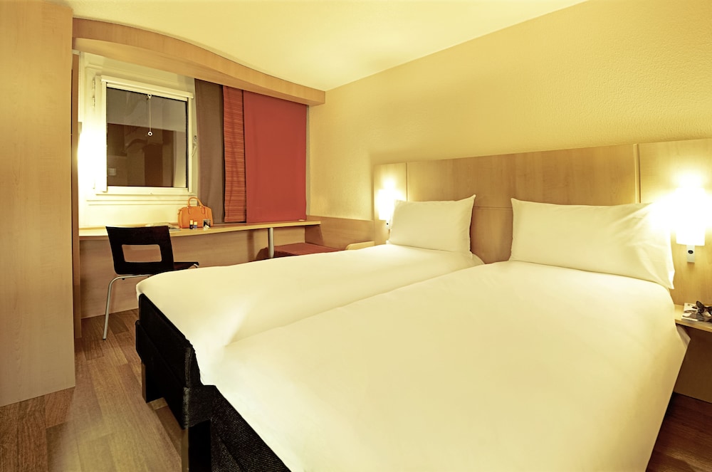 Habitación con 2 camas individuales equipada con la nueva ropa de cama del hotel Ibis Lyon Est Chaponnay. Foto 5