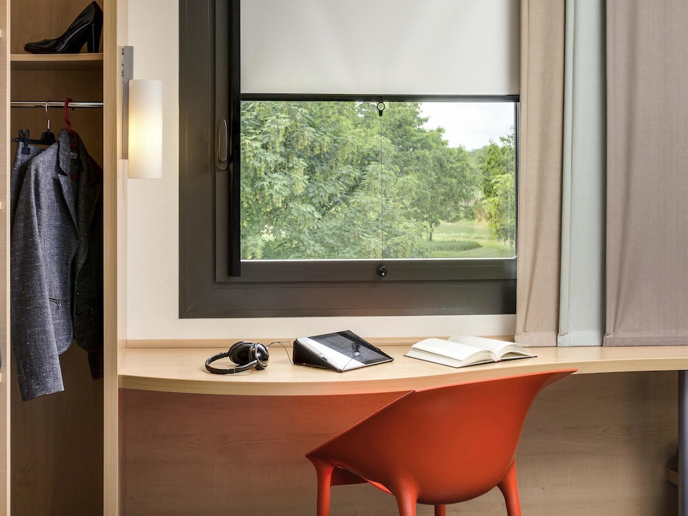 Habitación Standard con 2 camas individuales del hotel Ibis Montceau Les Mines. Foto 1