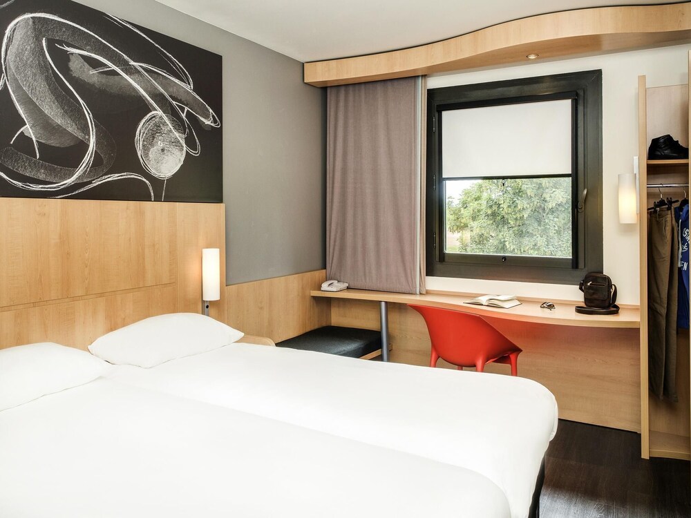 Habitación Standard con 2 camas individuales del hotel Ibis Montceau Les Mines. Foto 2