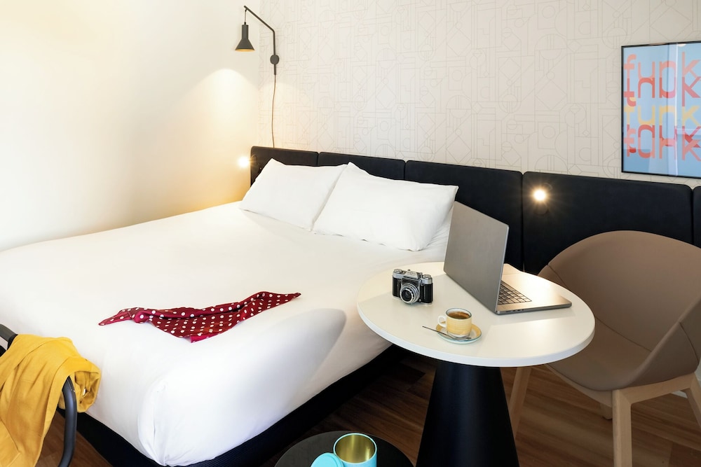 Habitación superior con terraza, cama doble y sofá - cama del hotel Ibis Montelimar Nord. Foto 1
