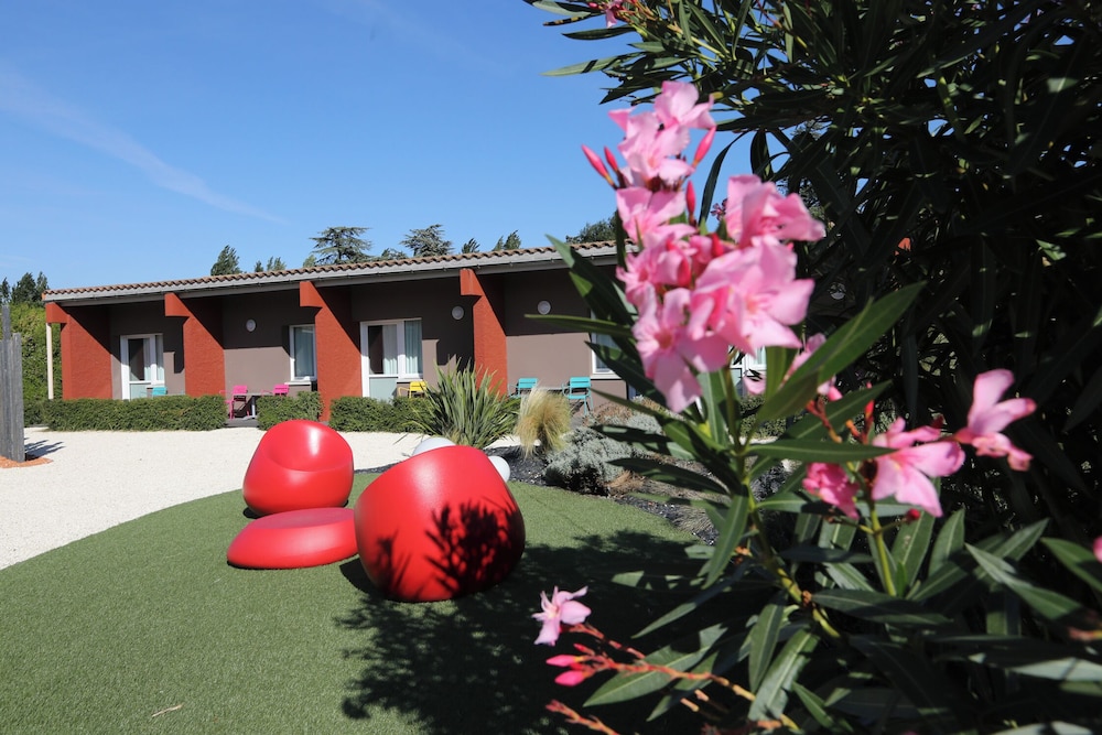 Habitación superior con terraza, cama doble y sofá - cama del hotel Ibis Montelimar Nord. Foto 4