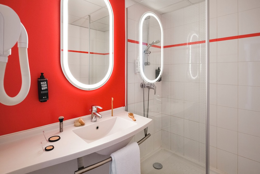 Habitación superior con terraza, cama doble y sofá - cama del hotel Ibis Montelimar Nord. Foto 5