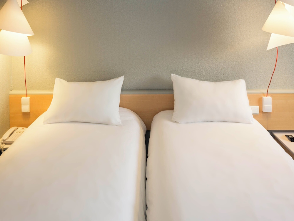 Habitación con camas individuales equipada con la nueva ropa de cama del hotel Ibis Montelimar Nord. Foto 2
