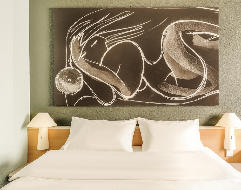 Habitación familiar con una cama doble y camas individuales del hotel Ibis Montelimar Nord