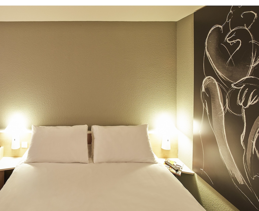 Habitación familiar con una cama doble y camas individuales del hotel Ibis Montelimar Nord. Foto 1
