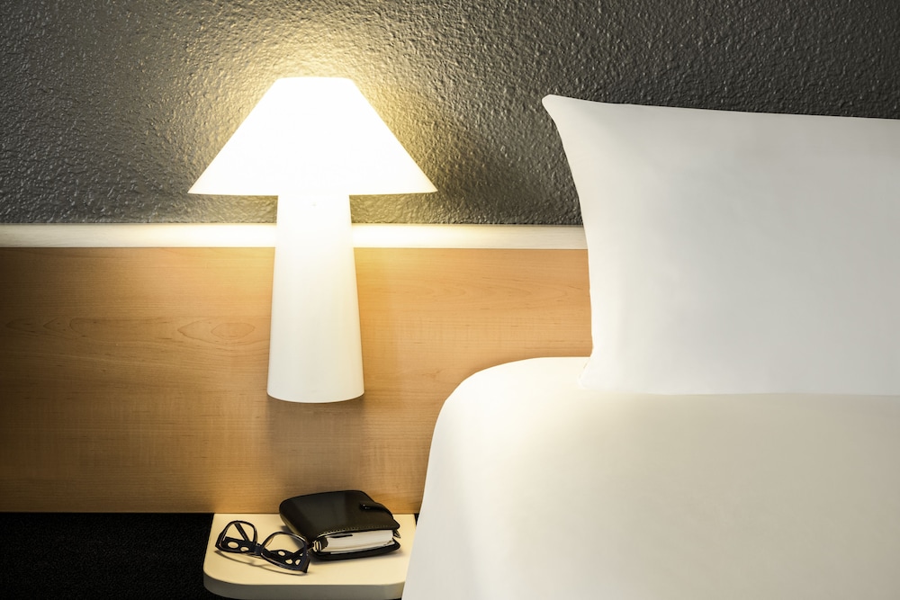 Habitación familiar con una cama doble y camas individuales del hotel Ibis Montelimar Nord. Foto 2