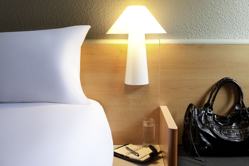 Habitación familiar con una cama doble y camas individuales del hotel Ibis Montelimar Nord. Foto 3