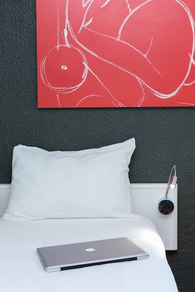 Habitación familiar con una cama doble y camas individuales del hotel Ibis Montelimar Nord. Foto 5