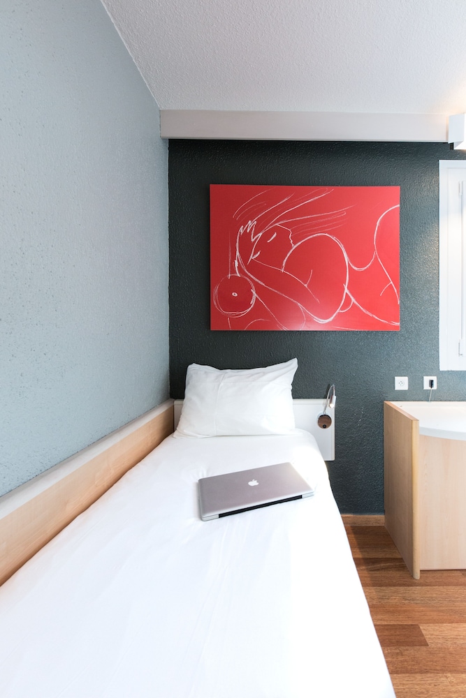 Habitación familiar con una cama doble y camas individuales del hotel Ibis Montelimar Nord. Foto 7