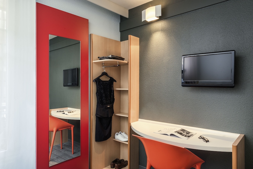 Habitación familiar con una cama doble y camas individuales del hotel Ibis Montelimar Nord. Foto 8