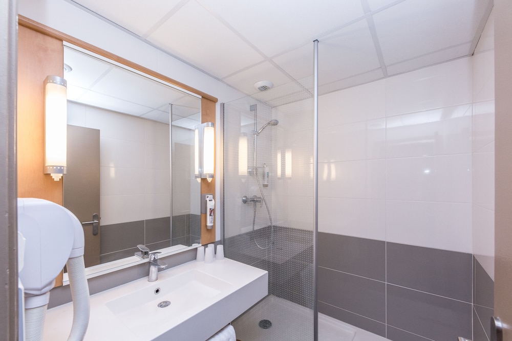 Habitación familiar con una cama doble y camas individuales del hotel Ibis Montelimar Nord. Foto 9
