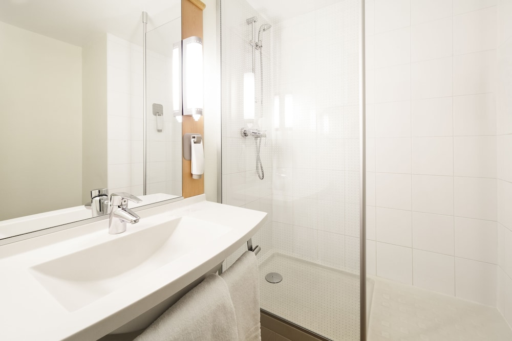 Habitación familiar con una cama doble y camas individuales del hotel Ibis Montelimar Nord. Foto 10