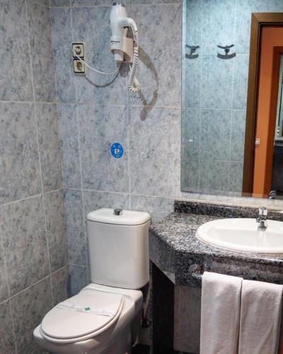 Habitación Triple Básica del hotel Humanes. Foto 2