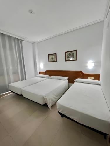 Habitación Triple Básica del hotel Humanes. Foto 4