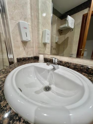 Habitación Triple Básica del hotel Humanes. Foto 5