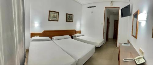 Habitación Triple Básica del hotel Humanes. Foto 7