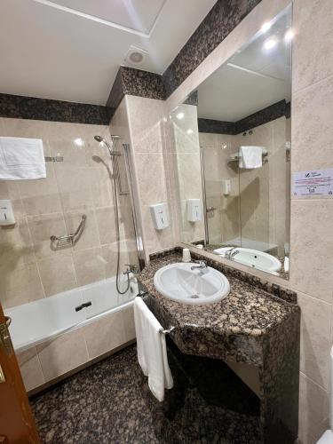 Habitación Triple del hotel Humanes. Foto 2