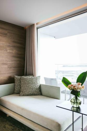 Habitación Doble Deluxe con vistas al mar del hotel Octant Ponta Delgada. Foto 1