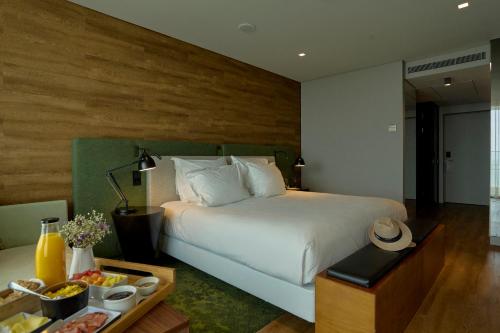 Habitación Doble Deluxe con vistas al mar del hotel Octant Ponta Delgada. Foto 5