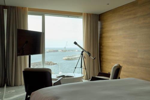 Habitación Doble Superior con vistas al mar del hotel Octant Ponta Delgada. Foto 8