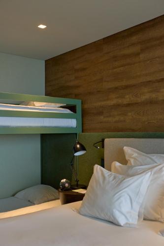 Habitación Familiar Deluxe con vistas al mar del hotel Octant Ponta Delgada. Foto 3
