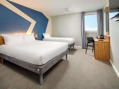 Habitación Estándar - 1 cama doble y 1 individual del hotel ibis budget London Heathrow Central