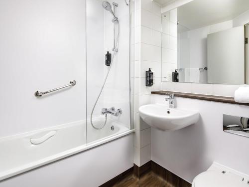 Habitación Estándar con 3 camas individuales del hotel ibis budget London Heathrow Central. Foto 1