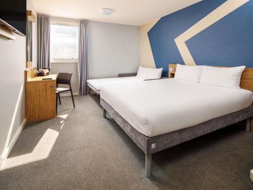 Habitación Estándar con 3 camas individuales del hotel ibis budget London Heathrow Central. Foto 2