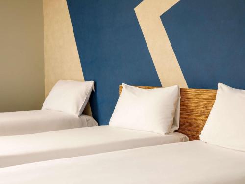 Habitación Estándar con 3 camas individuales del hotel ibis budget London Heathrow Central. Foto 4