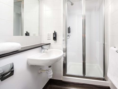 Habitación Estándar con 3 camas individuales del hotel ibis budget London Heathrow Central. Foto 6