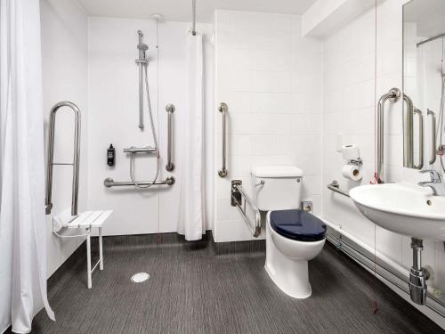 Habitación adaptada para personas con discapacidad - 2 camas individuales del hotel ibis budget London Heathrow Central. Foto 1