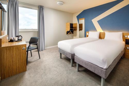 Habitación adaptada para personas con discapacidad - 2 camas individuales del hotel ibis budget London Heathrow Central. Foto 4