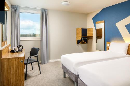 Habitación adaptada para personas con discapacidad - 2 camas individuales del hotel ibis budget London Heathrow Central. Foto 5